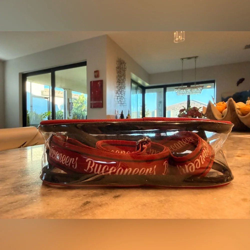 Go Buccs! Foco nfl clear crossbody bag Tampa Bay Buccaneers. - Picture 4 of 4